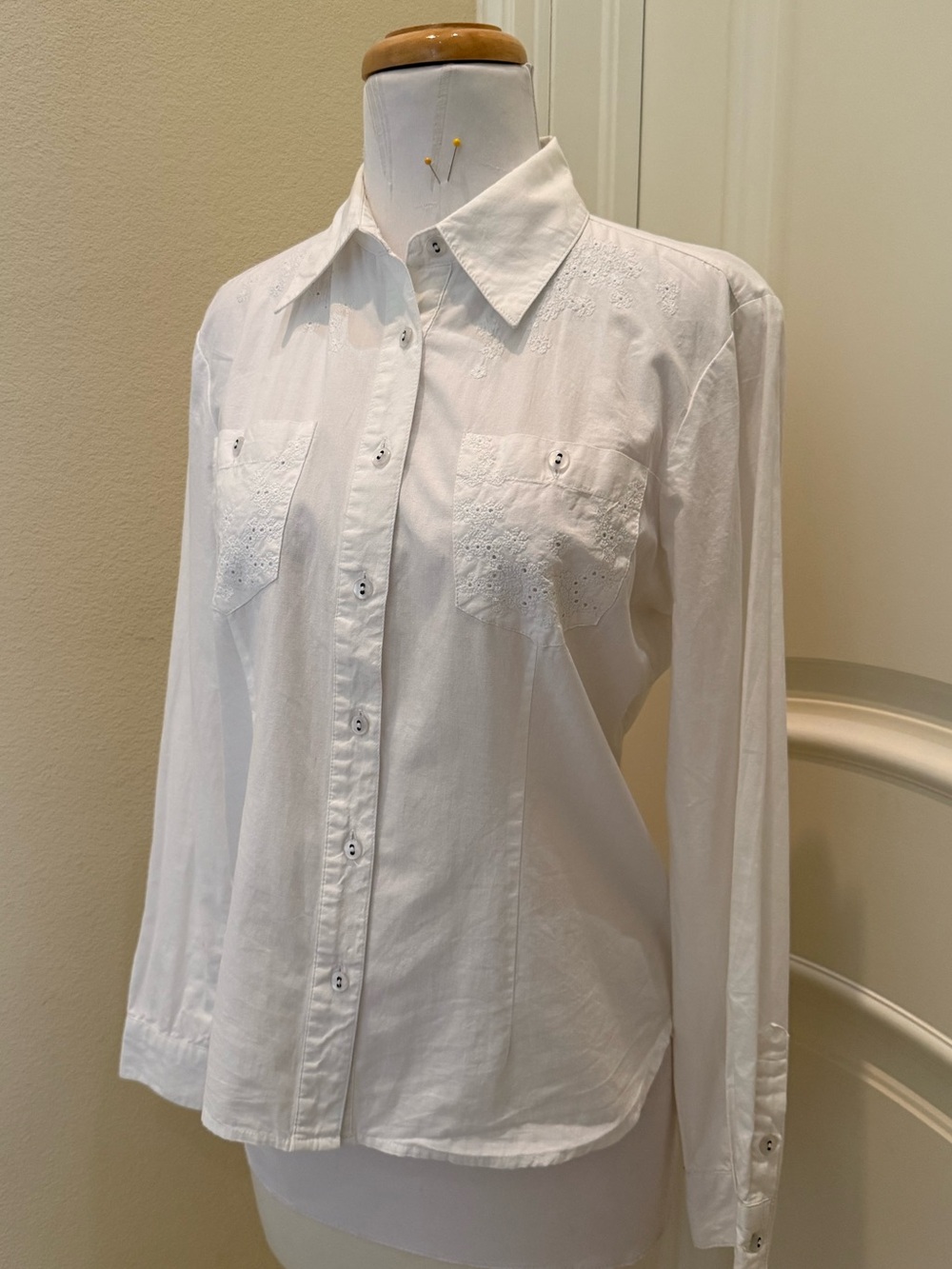 Vintage 90s - Coupe 💯 cotton White shirt with embroidered shoulders and pockets